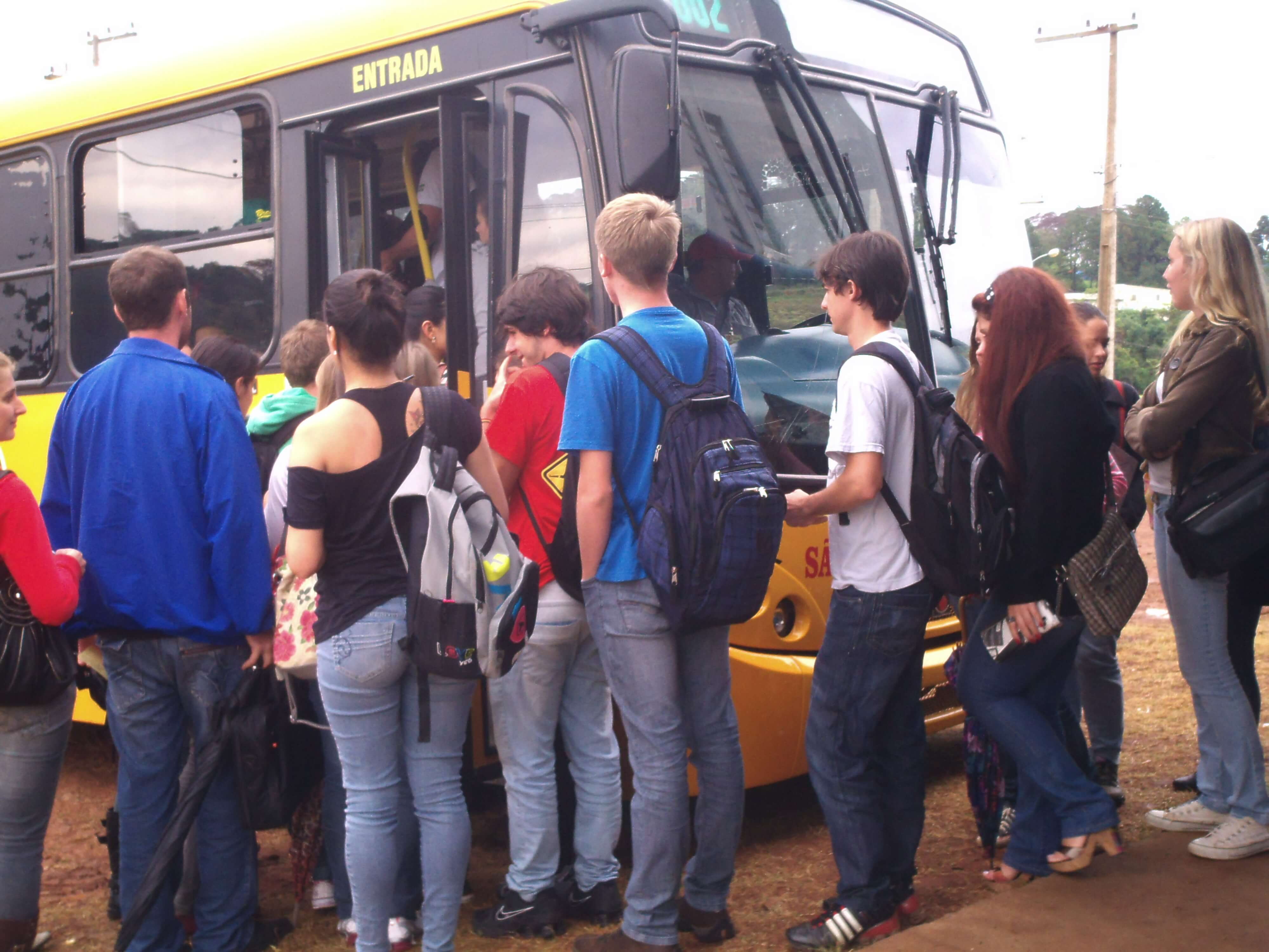 Jacqueline Possebom pede informações acerca do transporte para acadêmicos da área rural