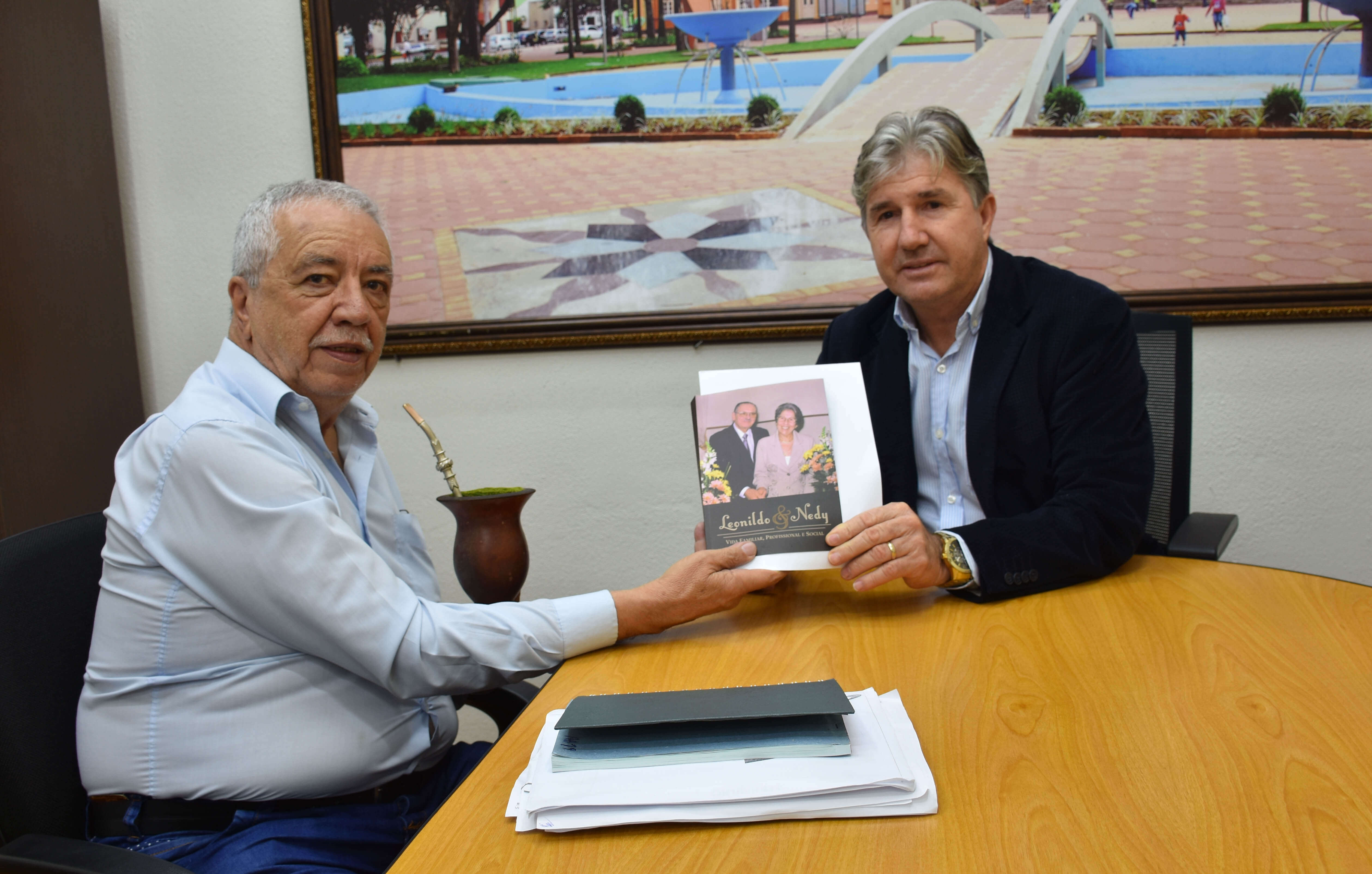 Legislativo recebe livro de ex-vereador Leonildo João Possani