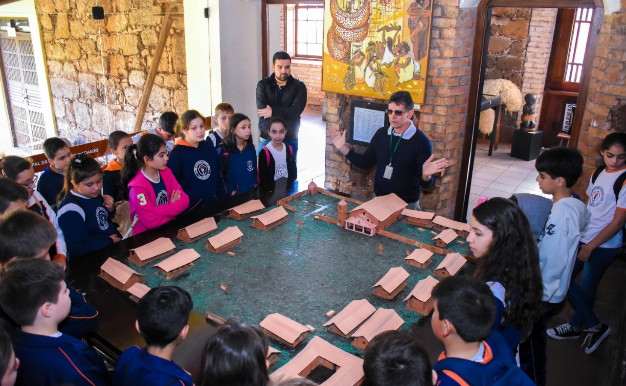 Vereador Felippe Terra Grass participa de projeto Missões Escolar Guarani