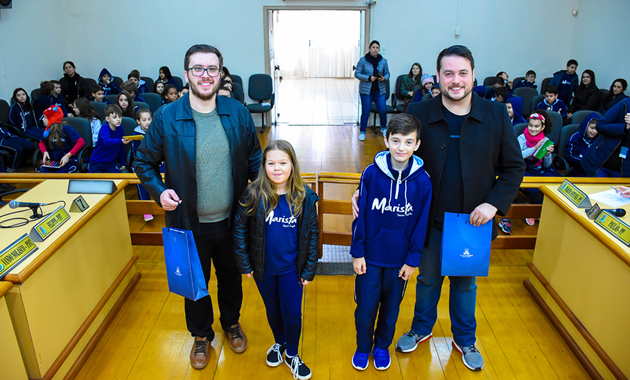 Presidente do Legislativo recebe demandas de alunos do 5º ano do Colégio Marista