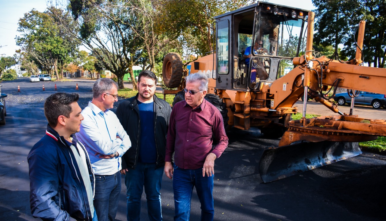 Vereadores Maurício Loureiro e Vinícius Makvitz conferem obras no bairro Subuski 