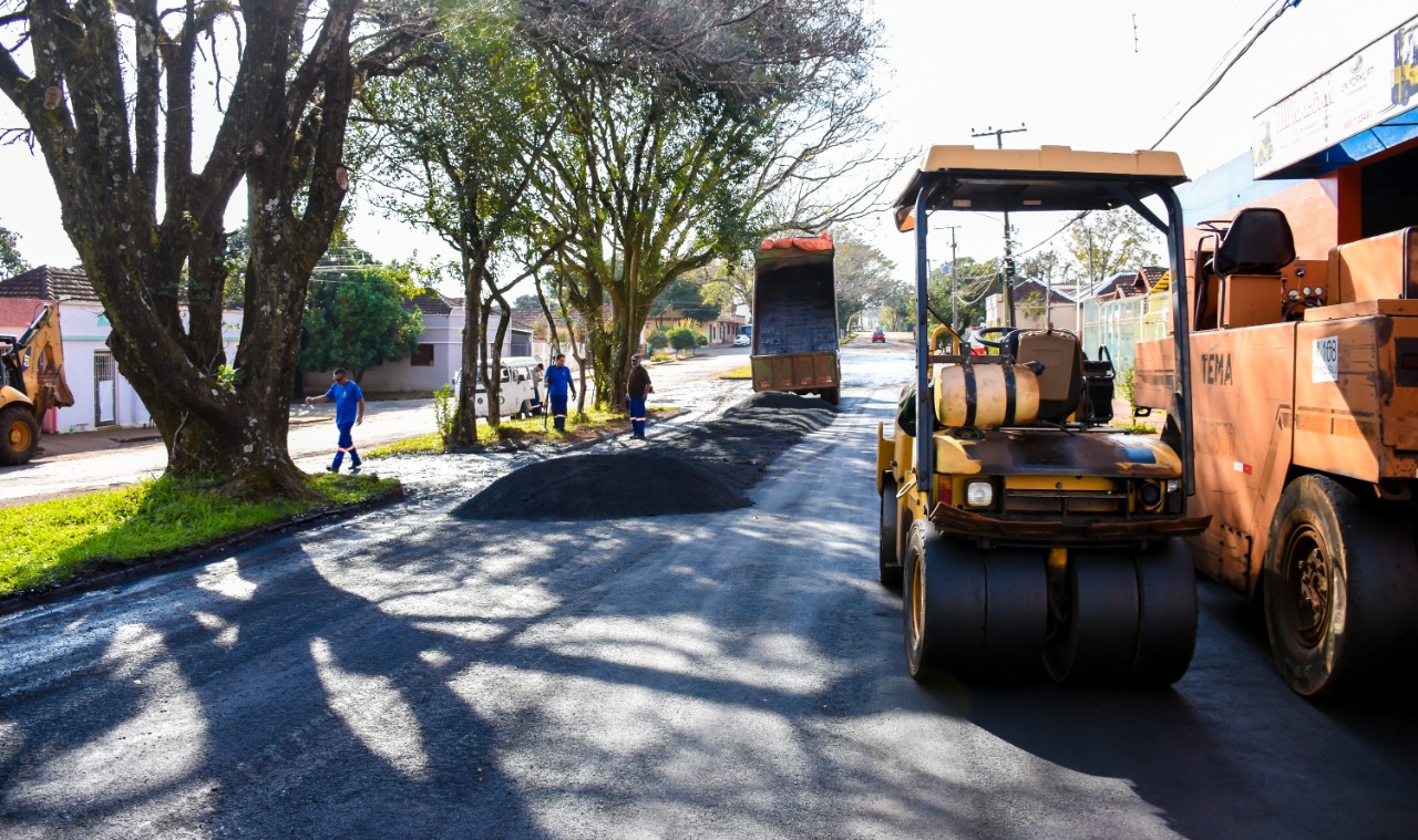 Vereadores Maurício Loureiro e Vinícius Makvitz conferem obras no bairro Subuski 
