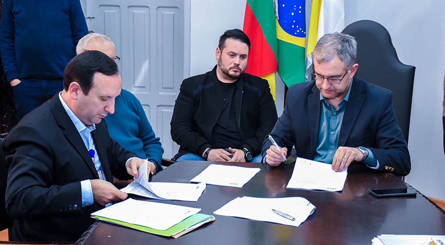 Legislativo presente em assinatura de convênio com a Caixa para iluminação pública