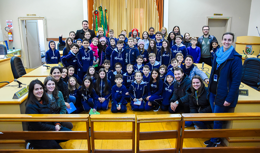 Presidente do Legislativo recebe demandas de alunos do 5º ano do Colégio Marista
