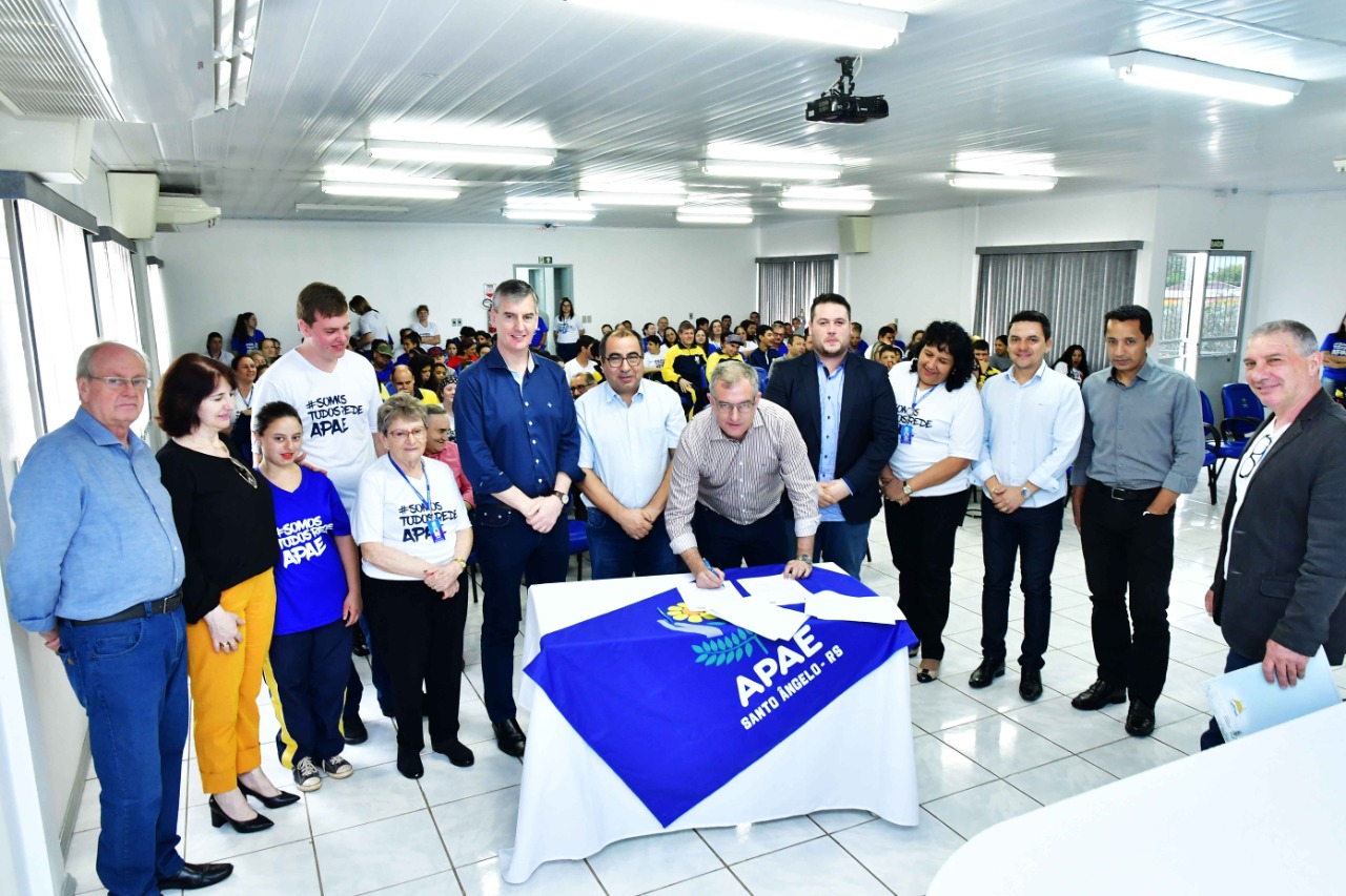  Ato formaliza cessão de uso de terreno para APAE