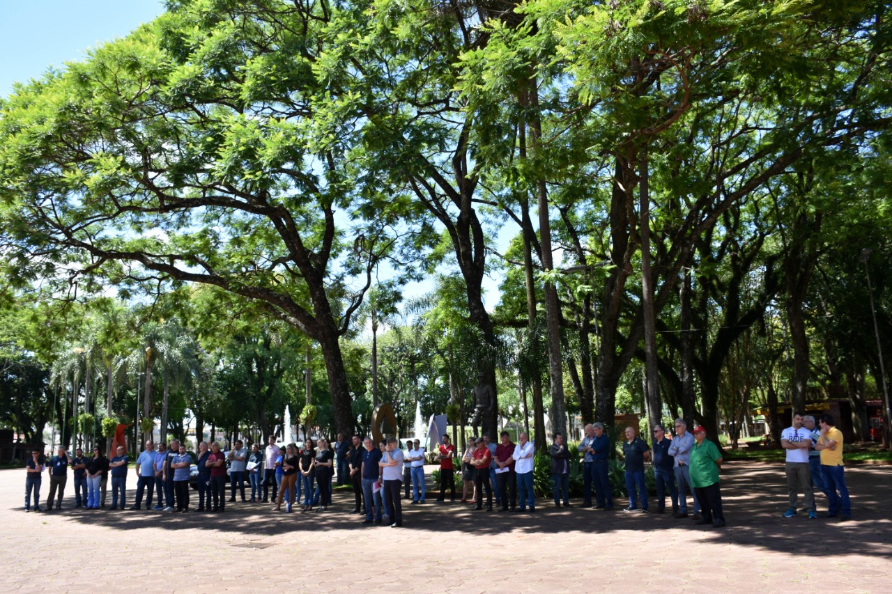 Vereadores participam de entrega de veículos
