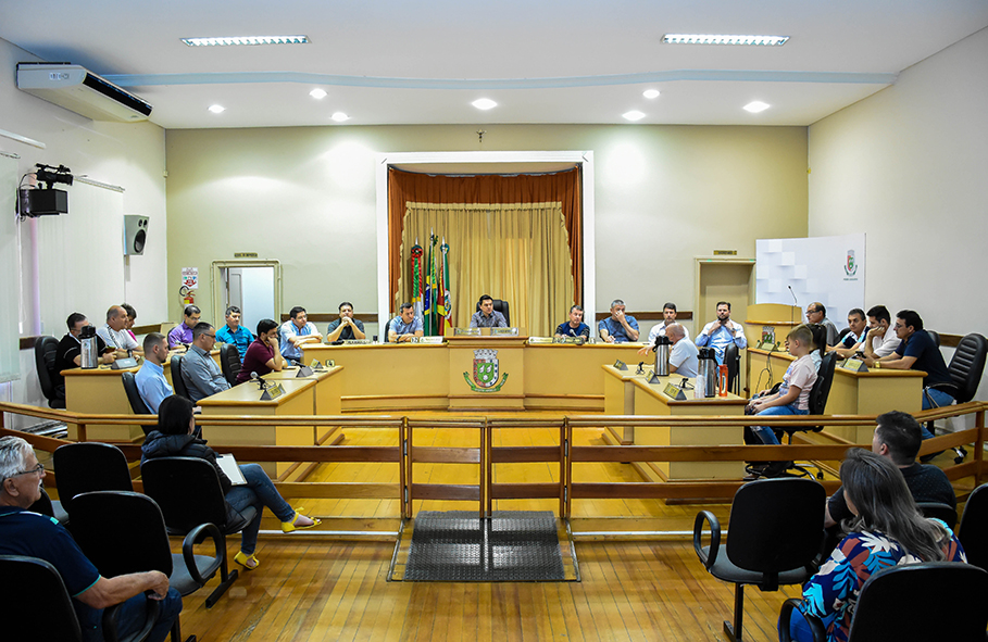 Reunião debate abertura do comércio aos domingos