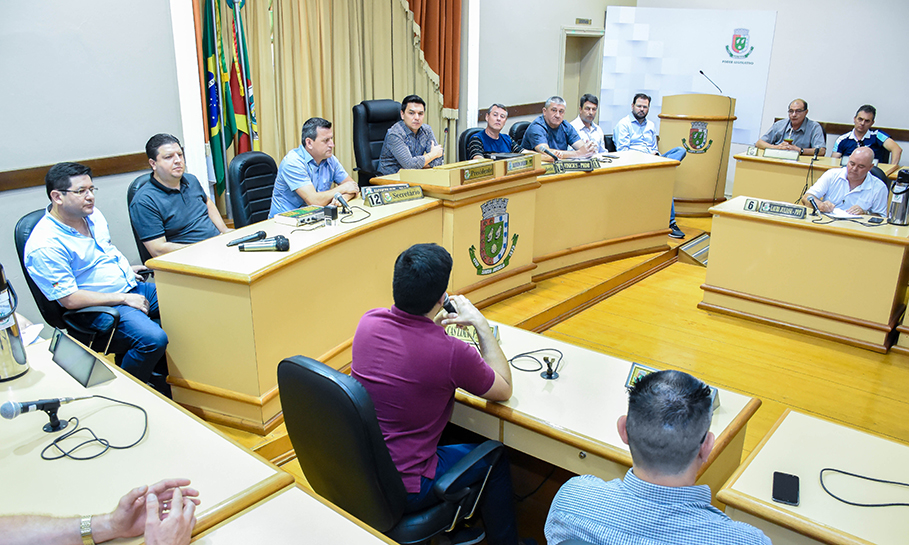 Reunião debate abertura do comércio aos domingos