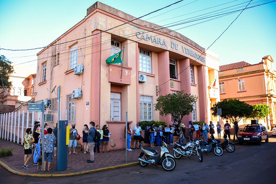 Protesto contra veto ao projeto que trata da causa animal é registrado em frente à Casa Legislativa