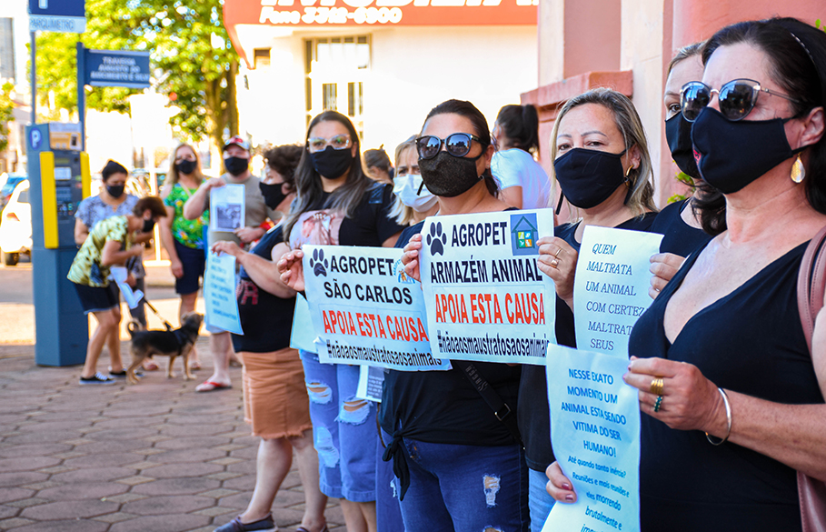 Protesto contra veto ao projeto que trata da causa animal é registrado em frente à Casa Legislativa