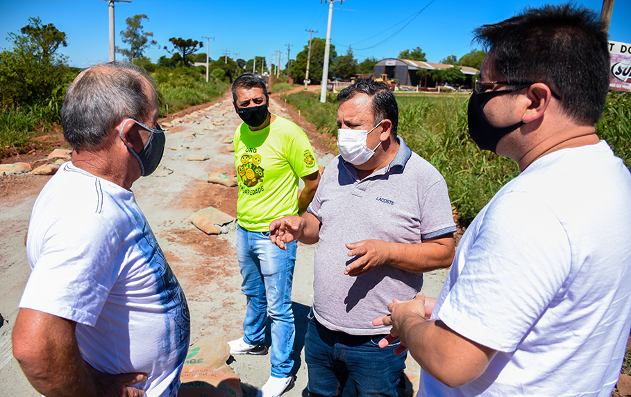 Vereadores fiscalizam obra de asfaltamento da Barra do São João