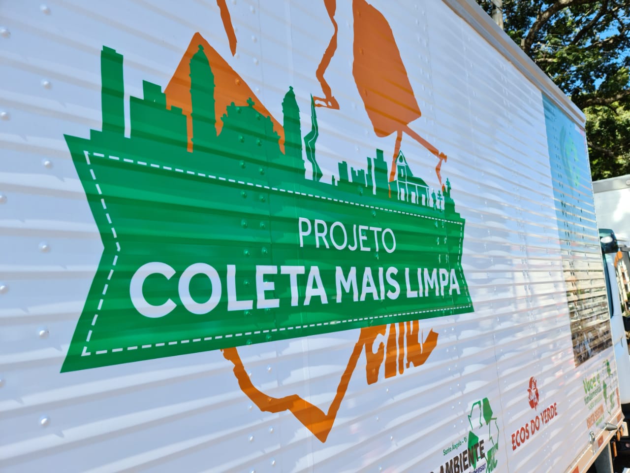 Legislativo presente na entrega de equipamentos do Projeto Coleta Mais Limpa