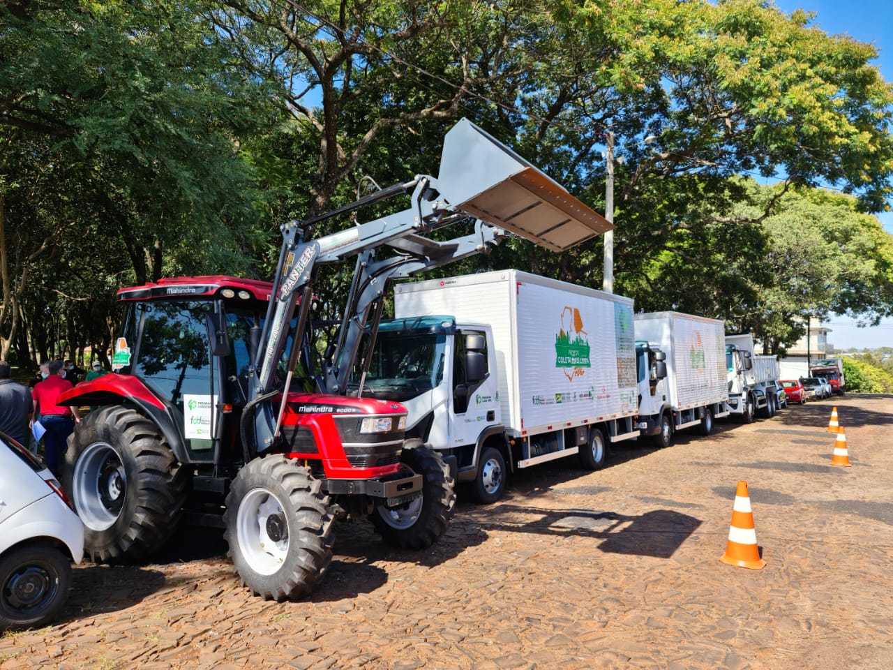 Legislativo presente na entrega de equipamentos do Projeto Coleta Mais Limpa