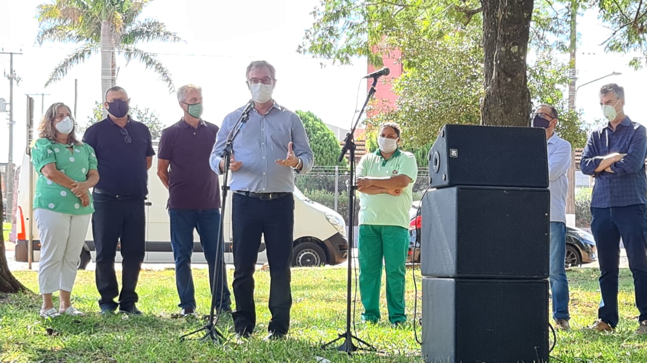 Legislativo presente na entrega de equipamentos do Projeto Coleta Mais Limpa