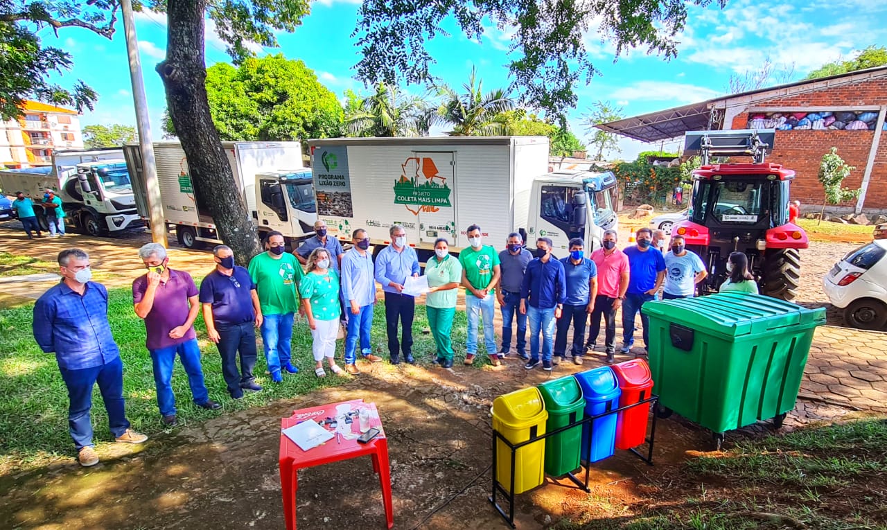 Legislativo presente na entrega de equipamentos do Projeto Coleta Mais Limpa