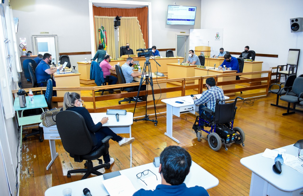 Vereadores requerem inclusão de novos grupos prioritários para imunização contra Covid-19