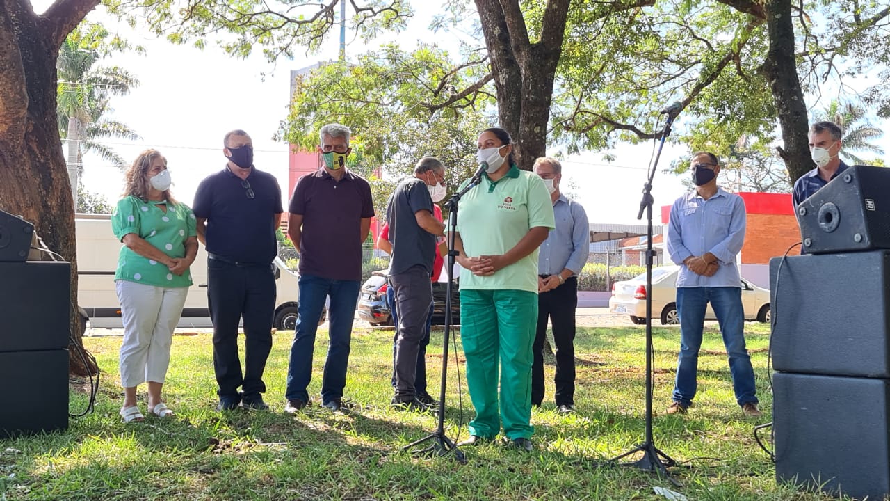 Legislativo presente na entrega de equipamentos do Projeto Coleta Mais Limpa