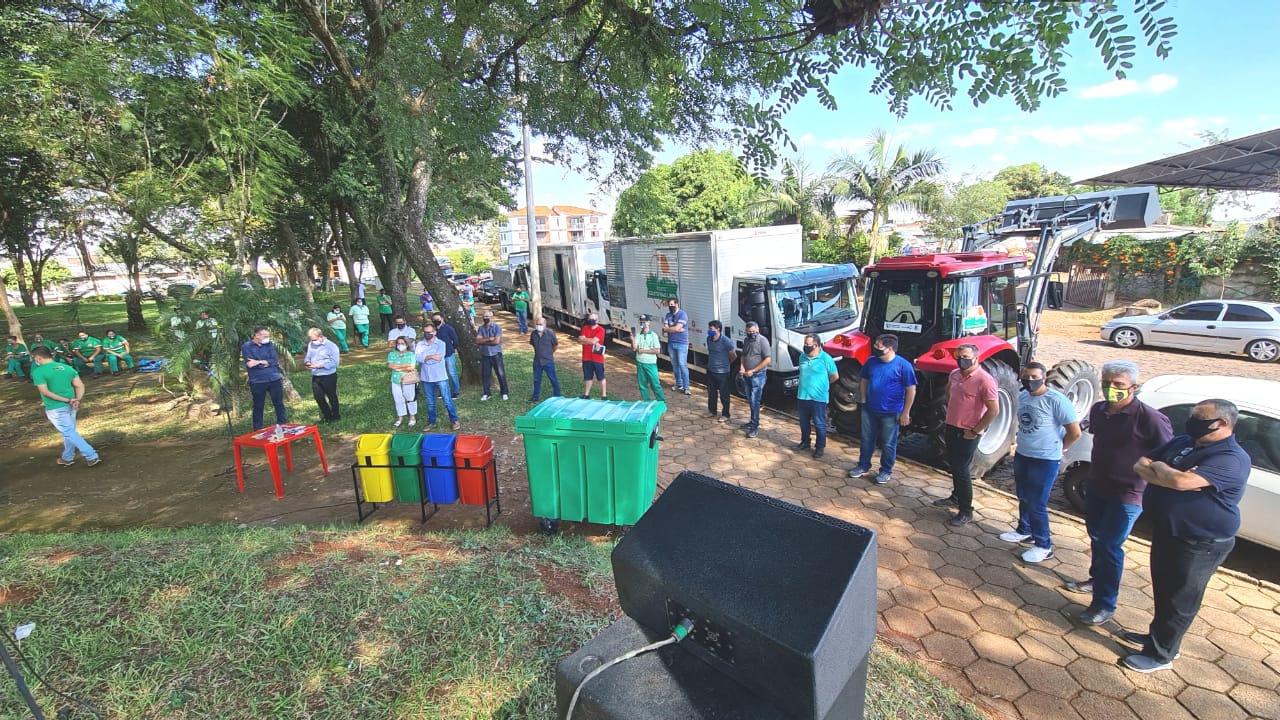 Legislativo presente na entrega de equipamentos do Projeto Coleta Mais Limpa