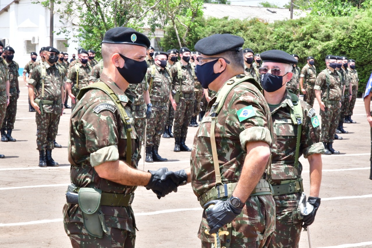 Presidente em exercício, Carlos Gonçalves, participa de passagem de comando no 1º B Com