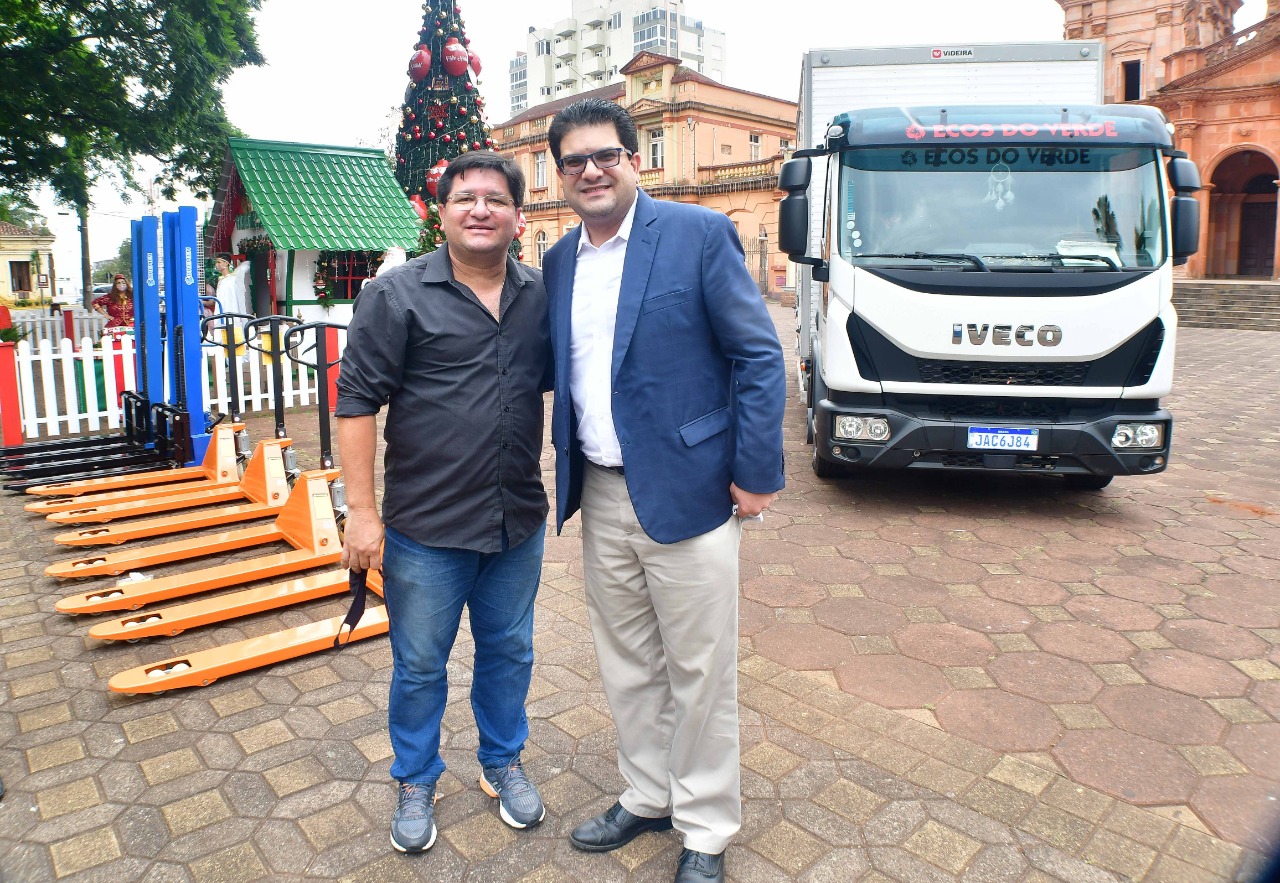 Legislativo presente em ato de entrega de equipamentos do Projeto Coleta Mais Limpa