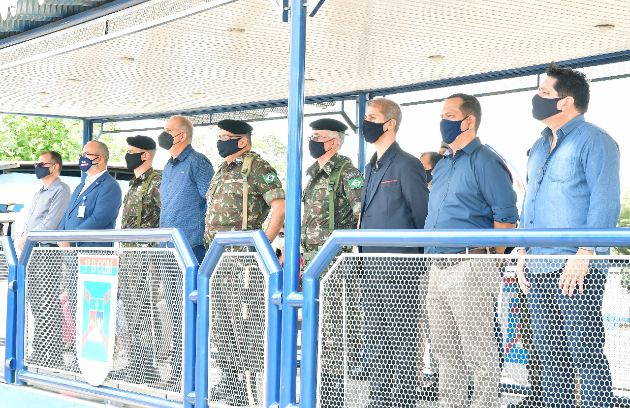 Presidente em exercício, Carlos Gonçalves, participa de passagem de comando no 1º B Com