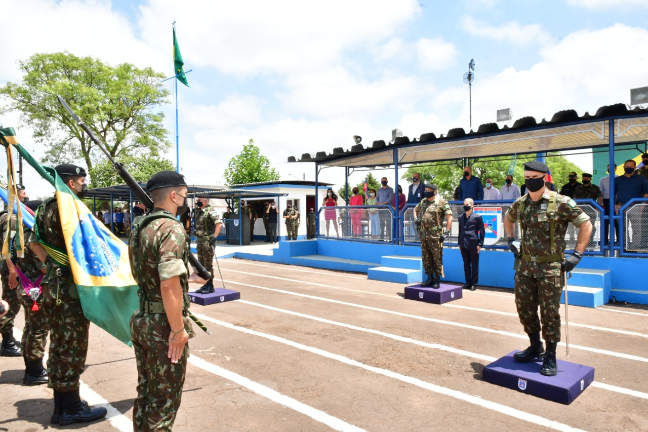 Presidente em exercício, Carlos Gonçalves, participa de passagem de comando no 1º B Com