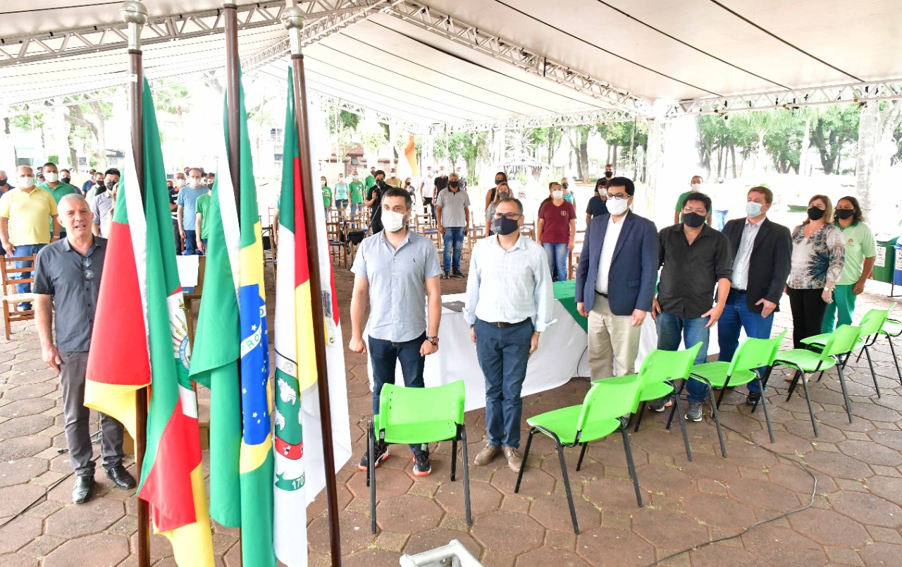 Legislativo presente em ato de entrega de equipamentos do Projeto Coleta Mais Limpa