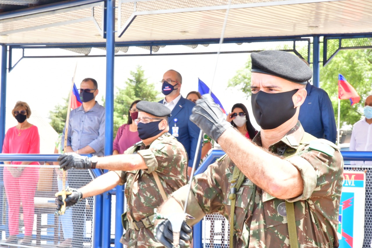 Presidente em exercício, Carlos Gonçalves, participa de passagem de comando no 1º B Com