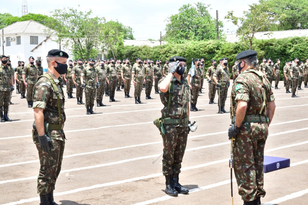 Presidente em exercício, Carlos Gonçalves, participa de passagem de comando no 1º B Com