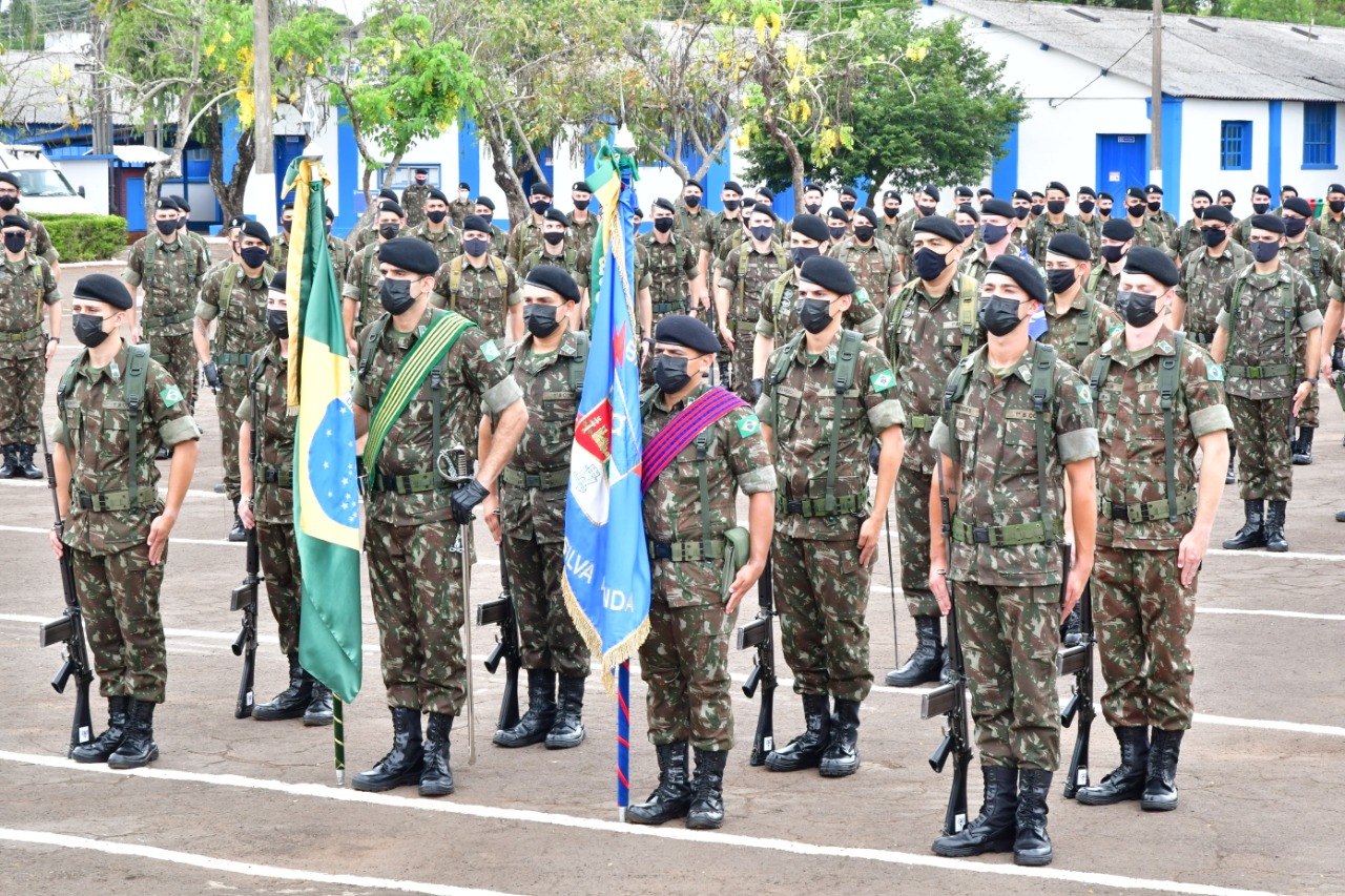 Presidente em exercício, Carlos Gonçalves, participa de passagem de comando no 1º B Com