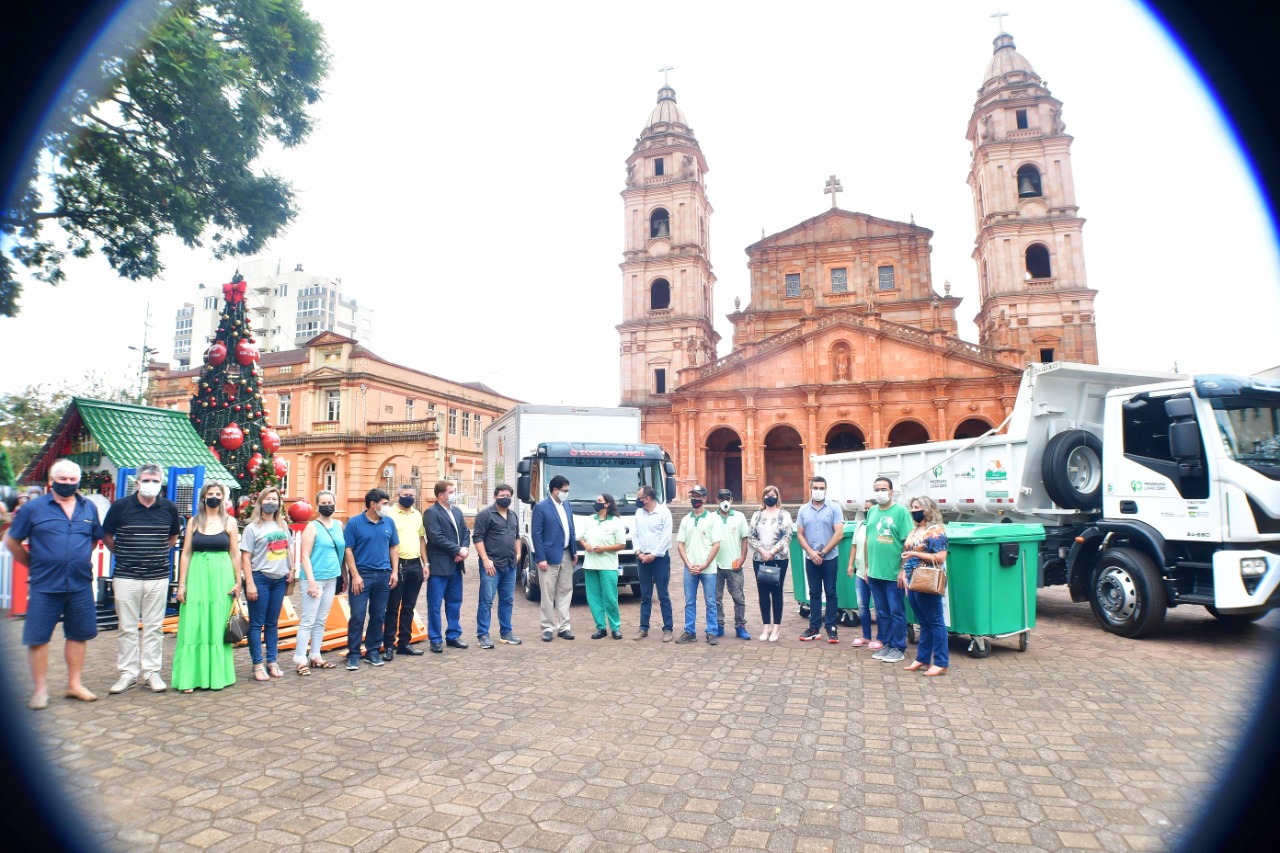 Legislativo presente em ato de entrega de equipamentos do Projeto Coleta Mais Limpa