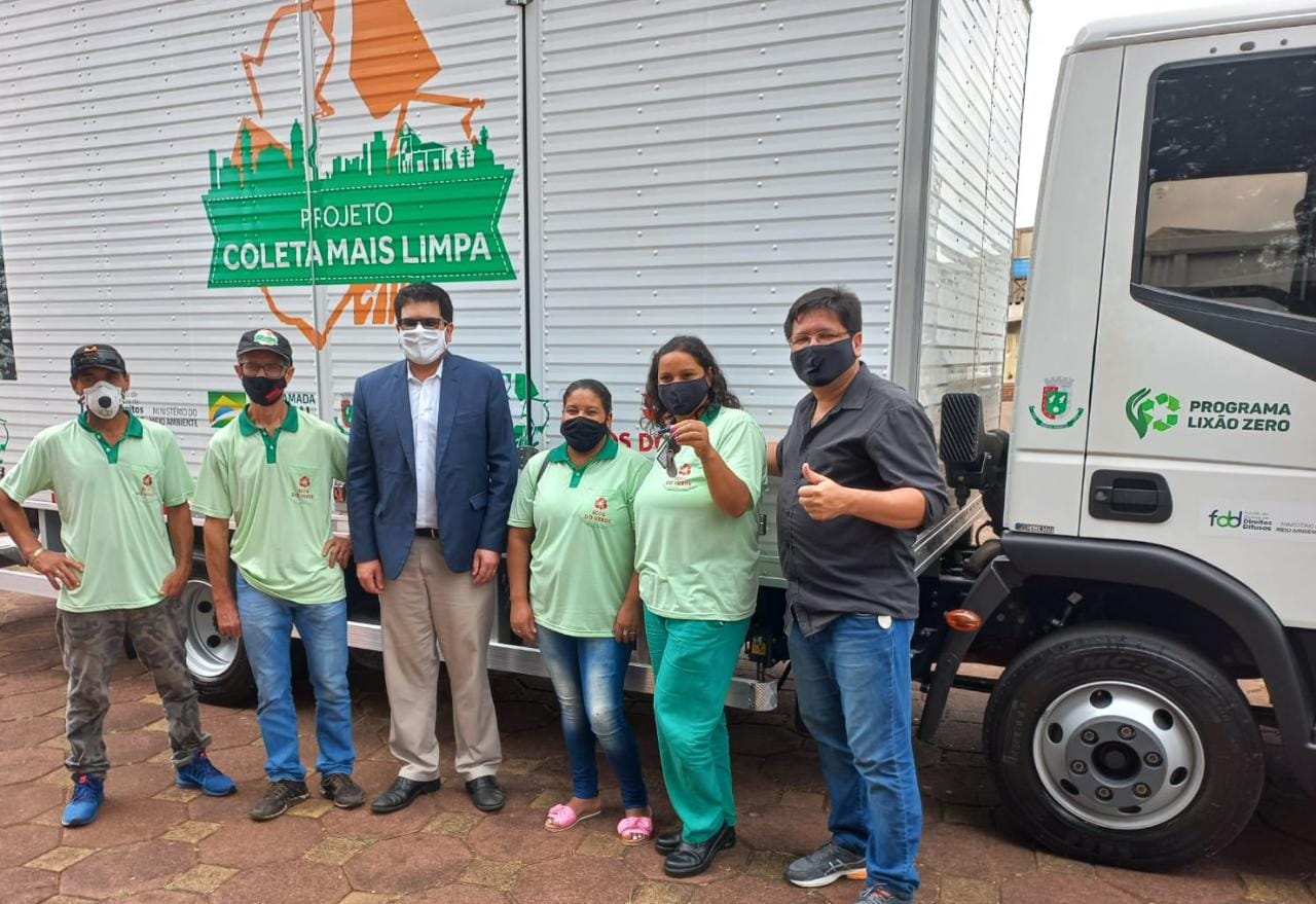 Legislativo presente em ato de entrega de equipamentos do Projeto Coleta Mais Limpa