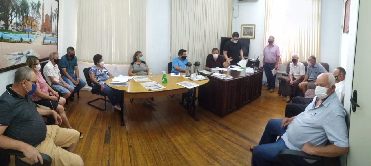 Representantes do Clube União, do distrito de Buriti, visitam o Gabinete da Presidência. 