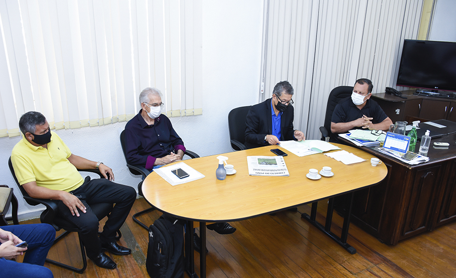   Reunião com Secretários Municipais, trata de cedência de área para a aldeia indígena Tekoa Pyau.