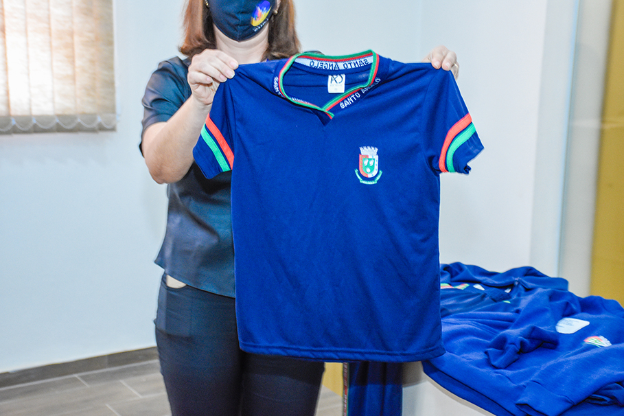 SECRETÁRIO DE EDUCAÇÃO REALIZOU A APRESENTAÇÃO DOS UNIFORMES ESCOLARES PARA OS VEREADORES