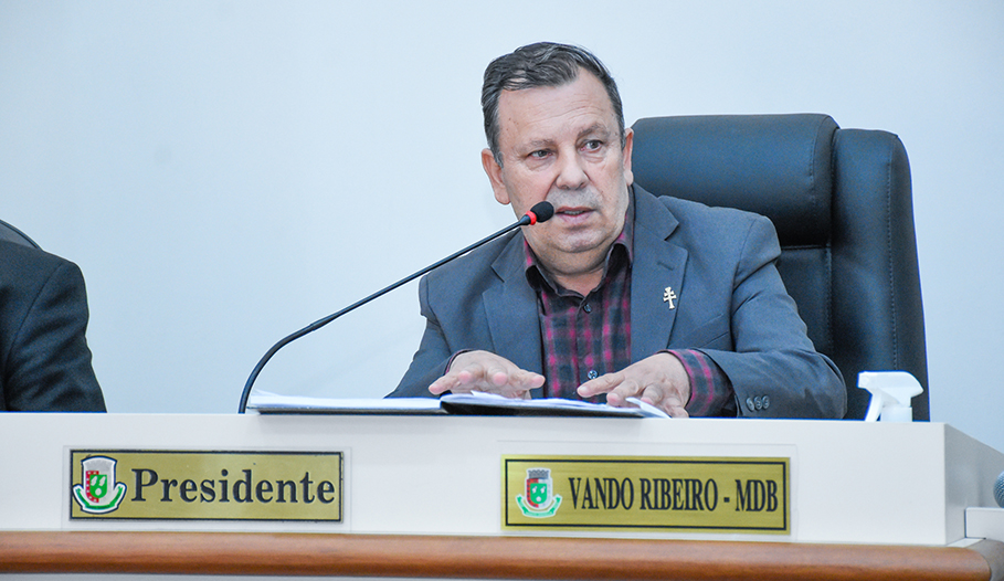 SECRETÁRIO DE EDUCAÇÃO REALIZOU A APRESENTAÇÃO DOS UNIFORMES ESCOLARES PARA OS VEREADORES