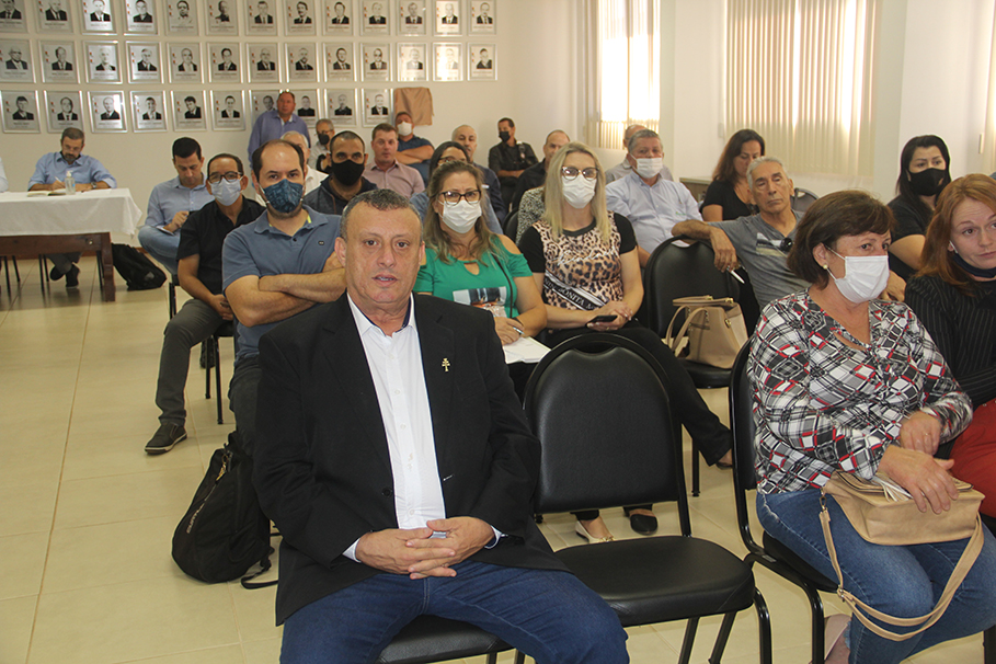 LEGISLATIVO PRESTIGIOU POSSE DO PREFEITO JACQUES BARBOSA COMO PRESIDENTE DA AMM
