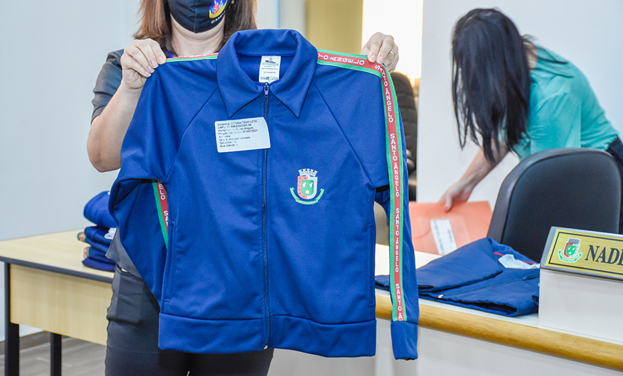SECRETÁRIO DE EDUCAÇÃO REALIZOU A APRESENTAÇÃO DOS UNIFORMES ESCOLARES PARA OS VEREADORES