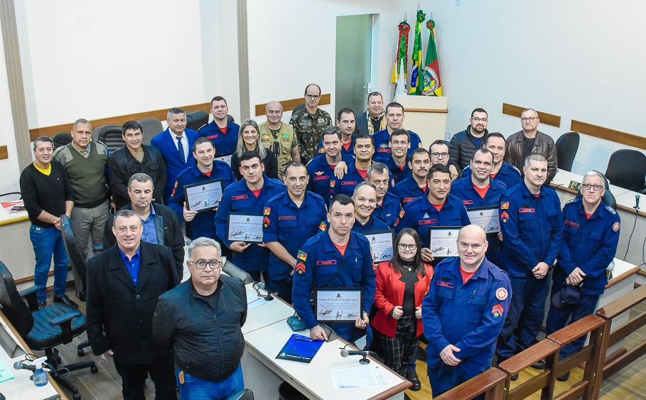 Bombeiros que atuaram contra o incêndio na Argentina recebem homenagem do Legislativo