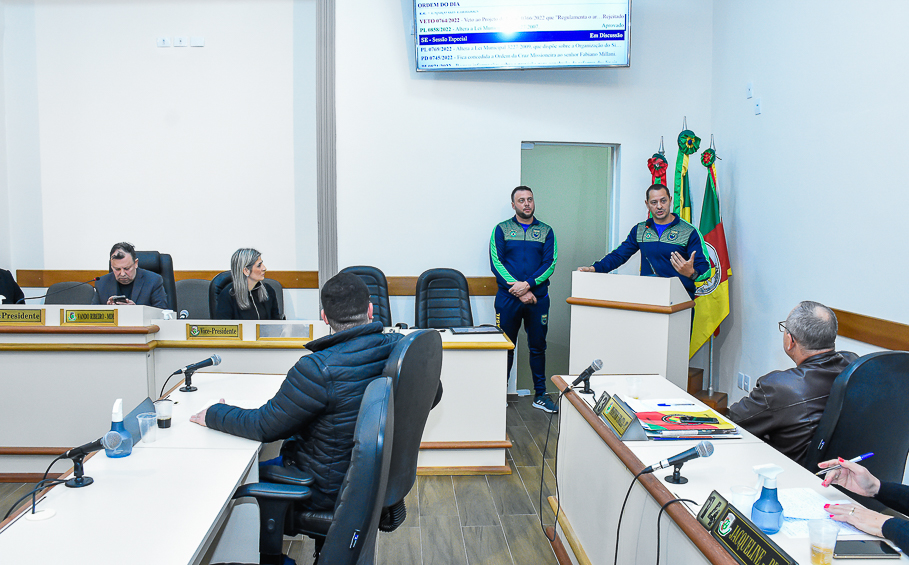 Atletas santo-angelenses do Kettlebell Sport são homenageados pelo Legislativo 