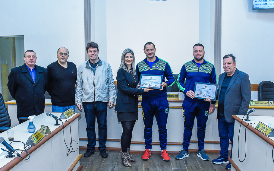 Atletas santo-angelenses do Kettlebell Sport são homenageados pelo Legislativo 