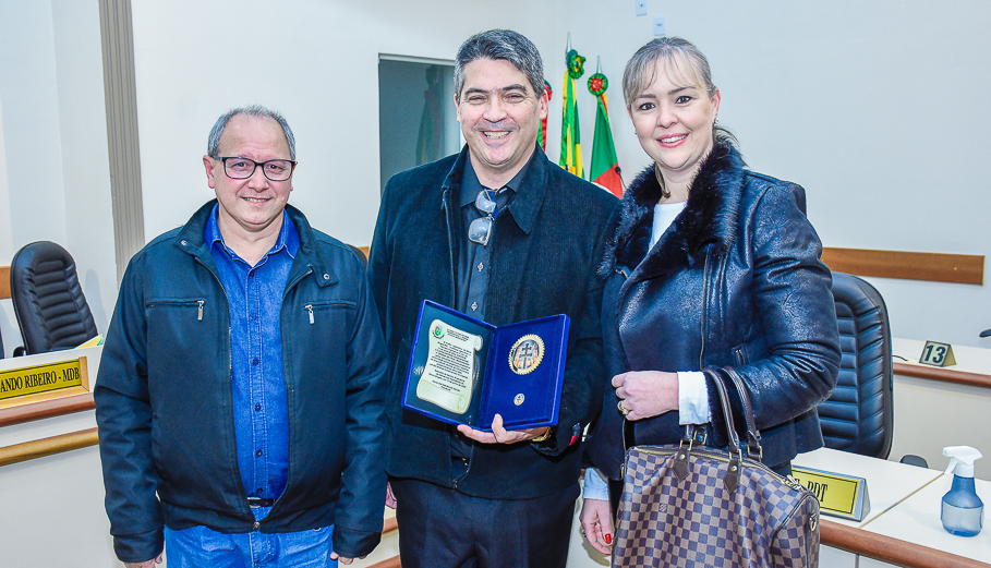Empresário Flávio Panzenhagen recebe Ordem da Cruz Missioneira 