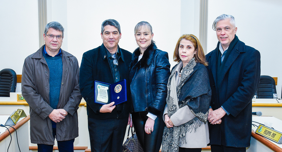 Empresário Flávio Panzenhagen recebe Ordem da Cruz Missioneira 