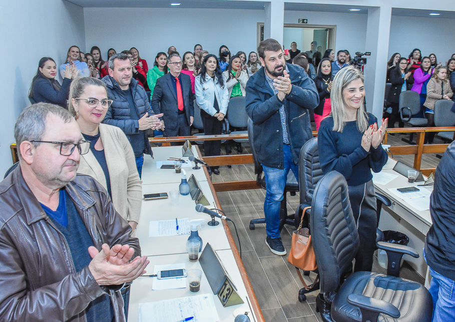 Legislativo concede a Janira do Couto Mânica a Ordem da Cruz Missioneira 