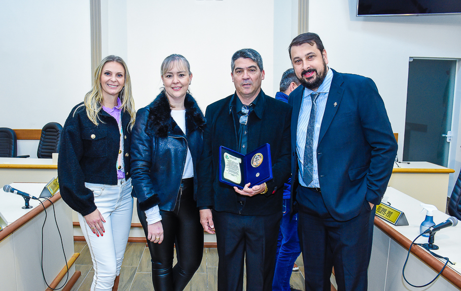 Empresário Flávio Panzenhagen recebe Ordem da Cruz Missioneira 