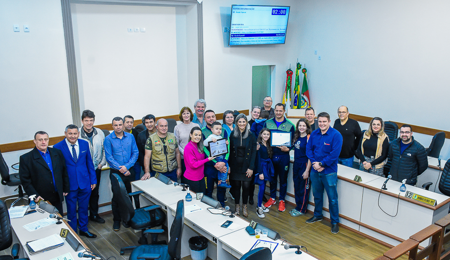 Atletas santo-angelenses do Kettlebell Sport são homenageados pelo Legislativo 