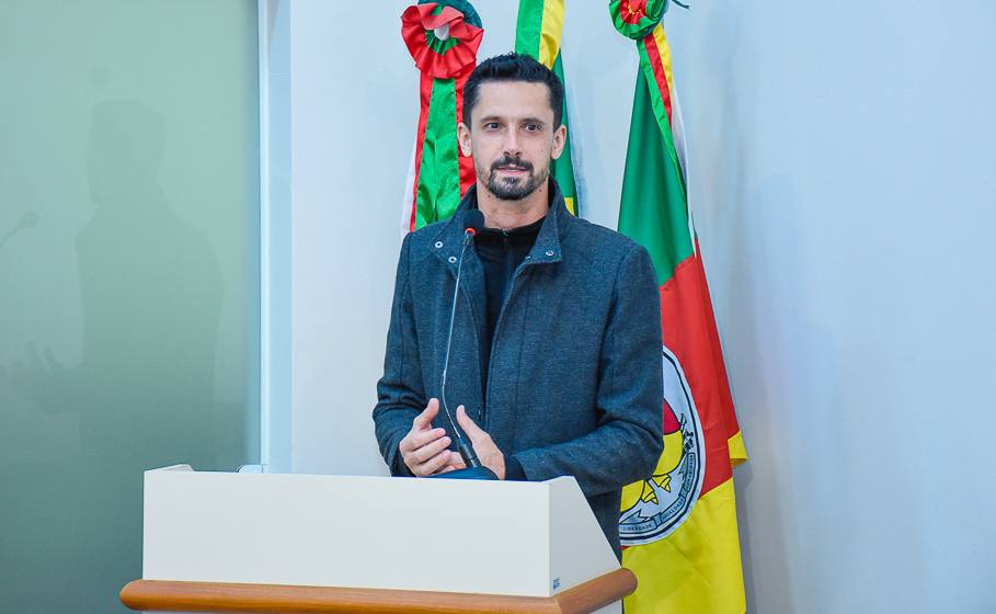 Artista Hiper-realista, Fabiano Millani, recebe a Ordem da Cruz Missioneira