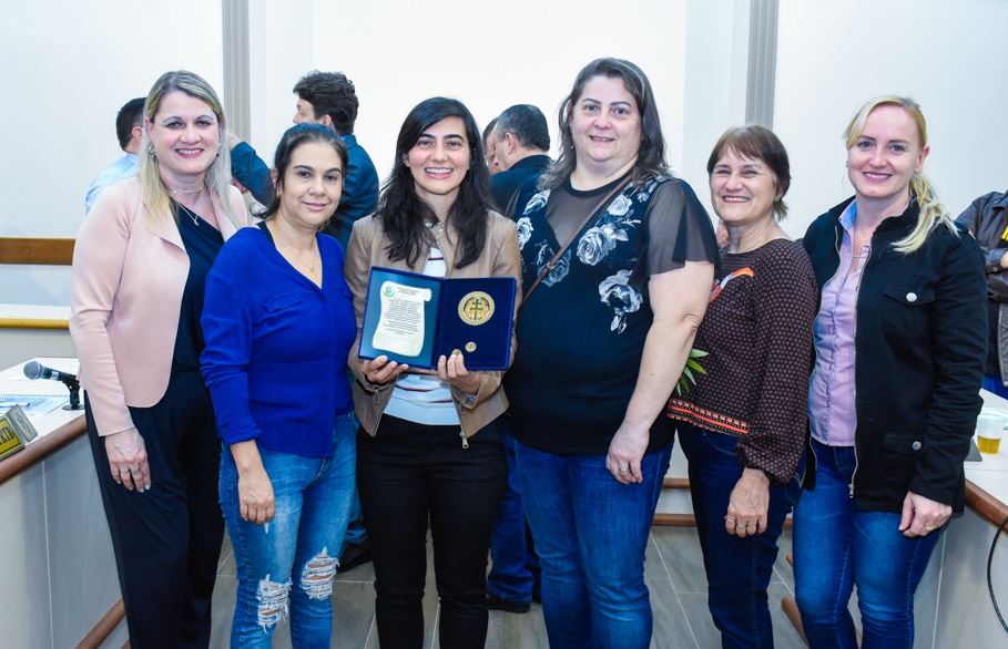 Eleita melhor jogadora de futsal do mundo, Luciléia Minuzzo, recebe a Ordem da Cruz Missioneira 