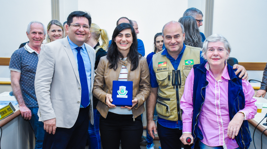 Eleita melhor jogadora de futsal do mundo, Luciléia Minuzzo, recebe a Ordem da Cruz Missioneira 