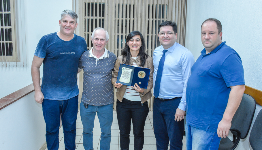 Eleita melhor jogadora de futsal do mundo, Luciléia Minuzzo, recebe a Ordem da Cruz Missioneira 